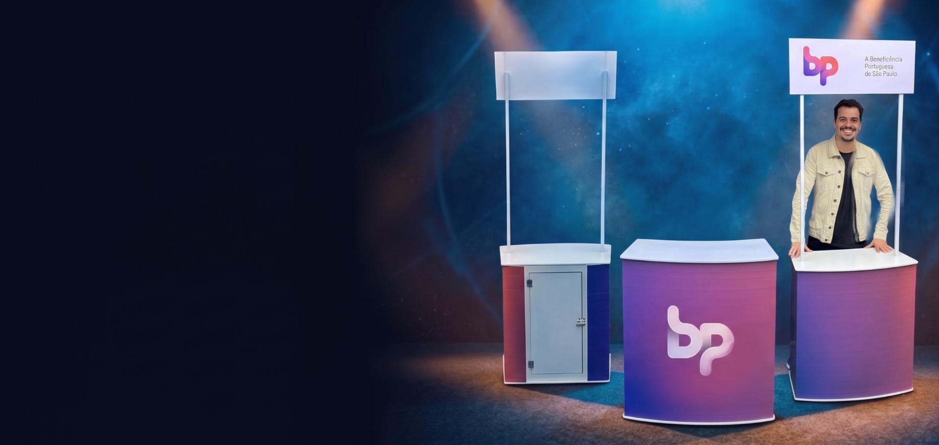 Palco escuro com balcões e backdrops portáteis iluminados